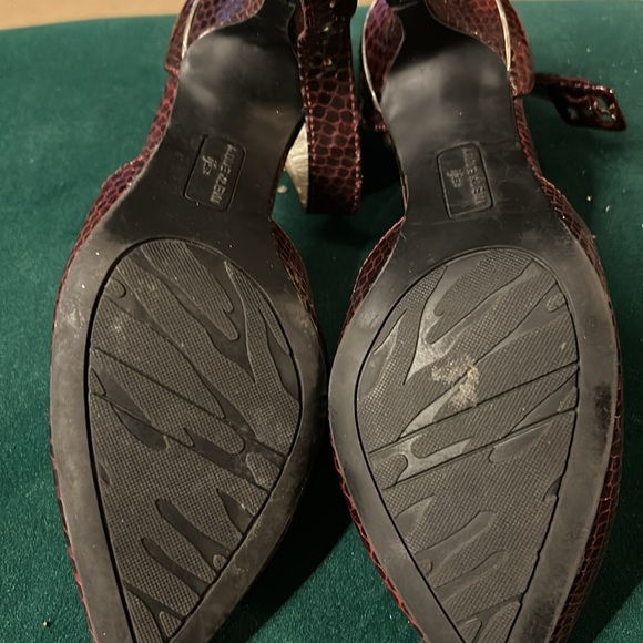 Anne Klein ankle strapped shoes. - Picture 6 of 8